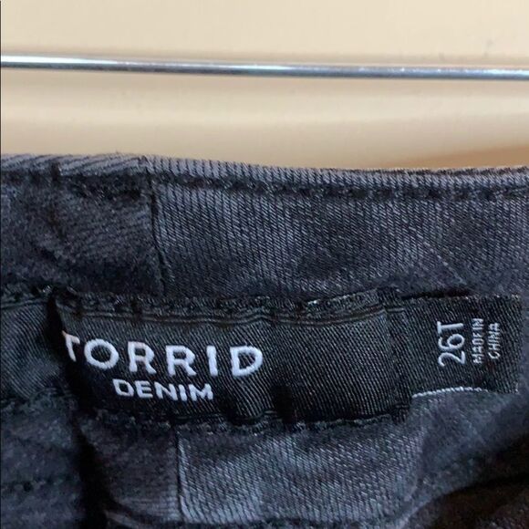 Torrid Black Skinny Jeans 26T - Picture 3 of 7
